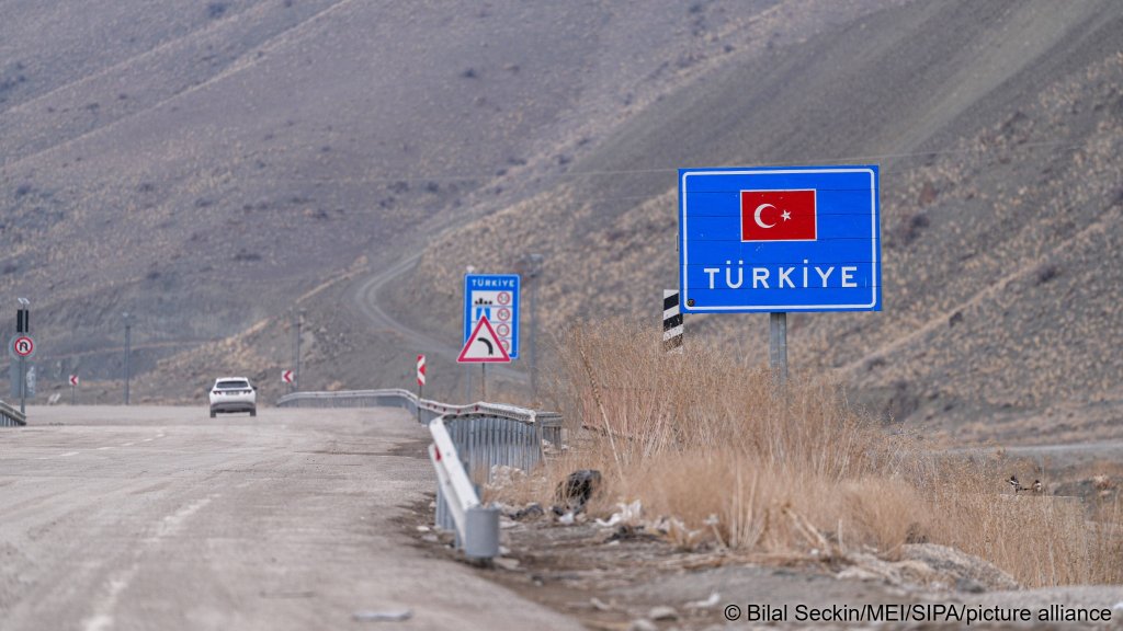 A sign marking the Turkey-Iran border in Van, Turkey | Photo: Bilal Seckin / Middle East Images / picture alliance