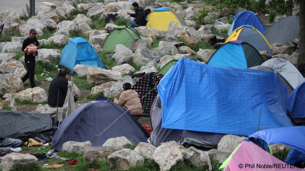 French President Emmanuel Macron emphasized the impact migrants are having on the populations of French towns on the Channel coast, like here in a small camp in Calais | Photo: Phil Noble / Reuters