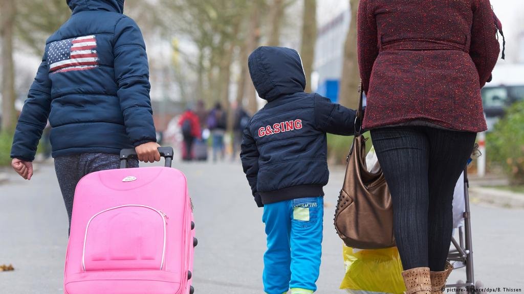 From file: Family reunification is just one way that migrants could enter a country safely and legally, but numbers for this route have gone down significantly in the UK, according to the UK's Refugee Council | Photo: B. Thissen / picture alliance / dpa