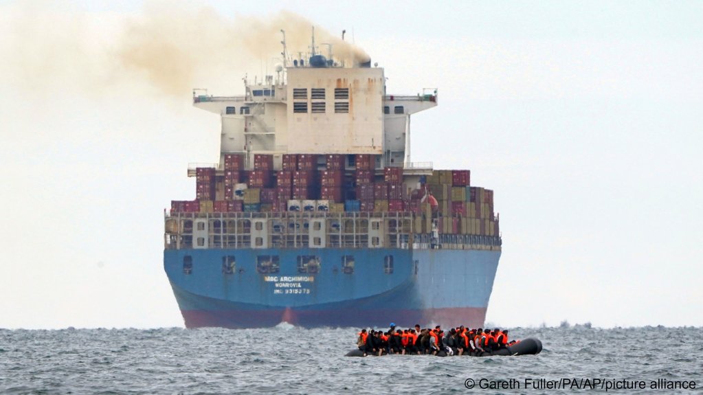 A group of people thought to be migrants cross the Channel in a small boat traveling from the coast of France and heading in the direction of Dover, Kent, England, Tuesday Aug. 29, 2023 | Photo: picture alliance / ASSOCIATED PRESS | Gareth Fuller