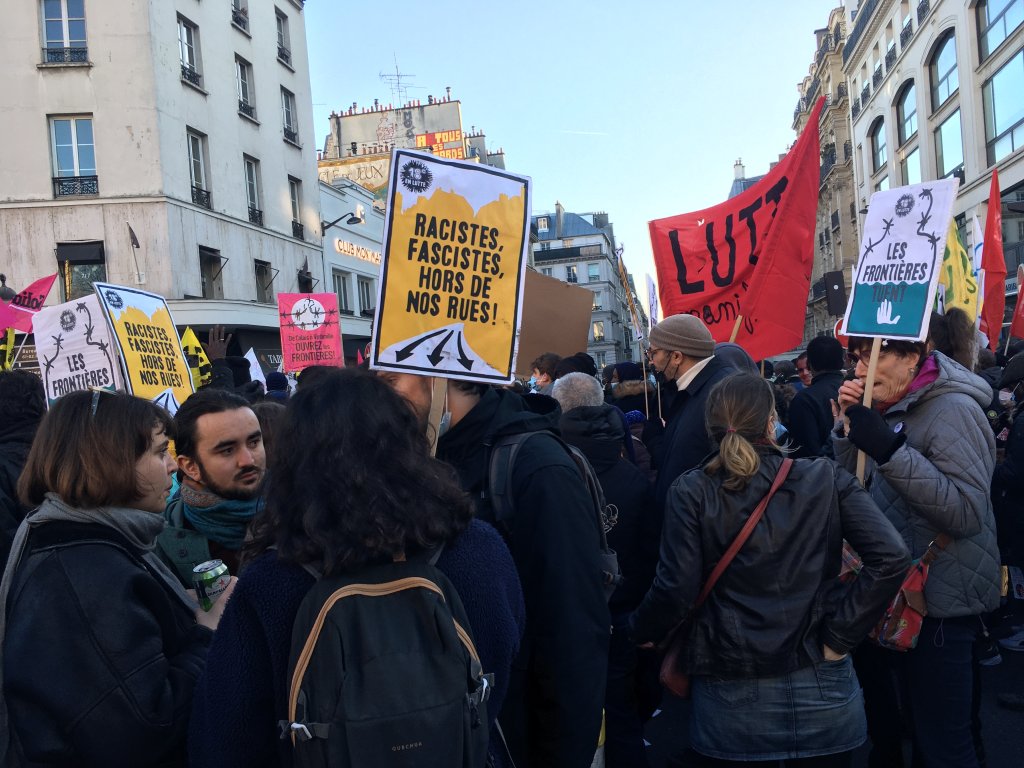 Au départ d'une manifestation parisienne contre le racisme et en soutien aux sans-papiers, place de Clichy, samedi 18 décembre 2021. Crédit : InfoMigrants