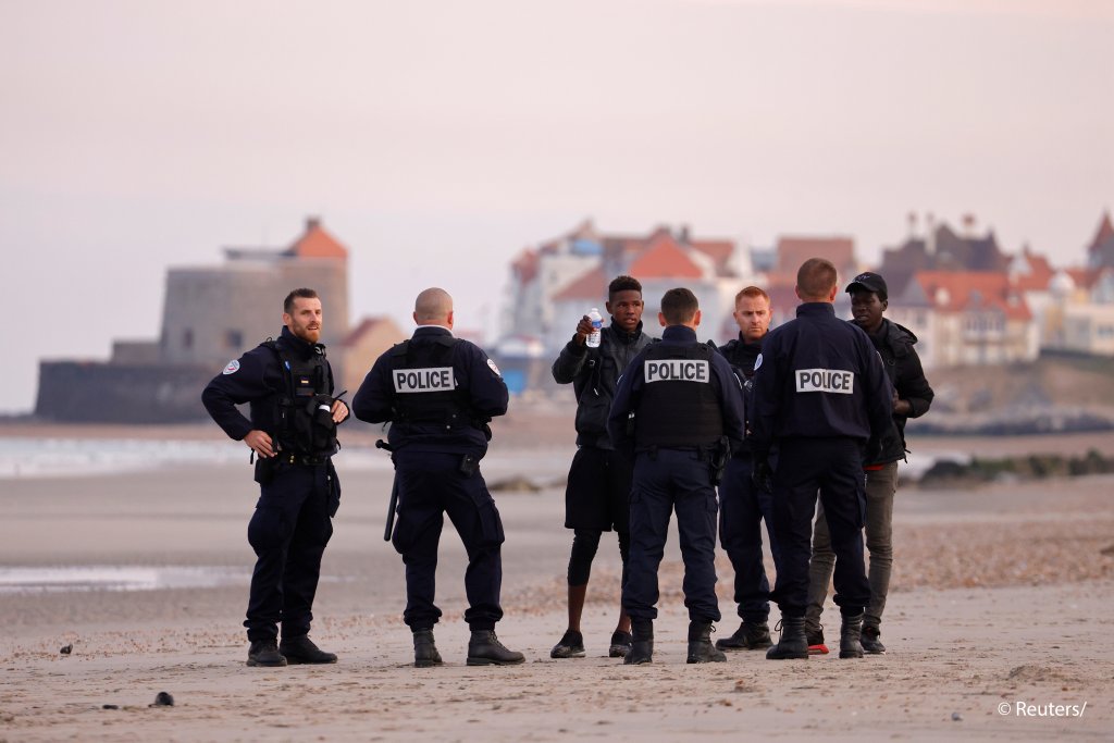 Des policiers patrouillent sur la plage de Wimereux, dans le nord de la France, en septembre 2021. Crédit : Reuters