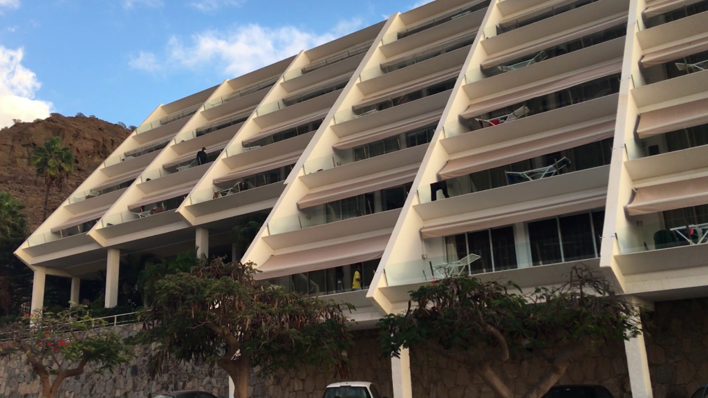 The HolidayClub hotel on Gran Canaria in late November, 2020. The hotel is one of 17 tourist facilities that houses migrants | Photo: Benjamin Bathke/InfoMigrants