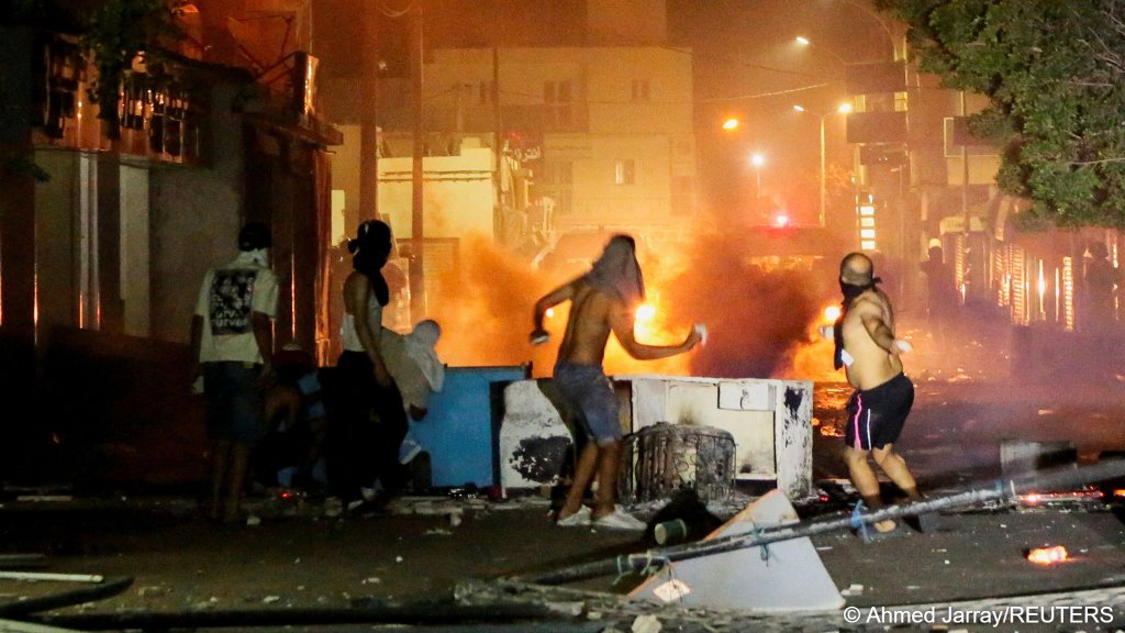 Demonstrators clash with security forces during a protest, following the sinking of a migrant boat bound for Italy, in Ben Guerdane, Tunisia, August 24, 2026 | Photo: REUTERS/Ahmed Jarray