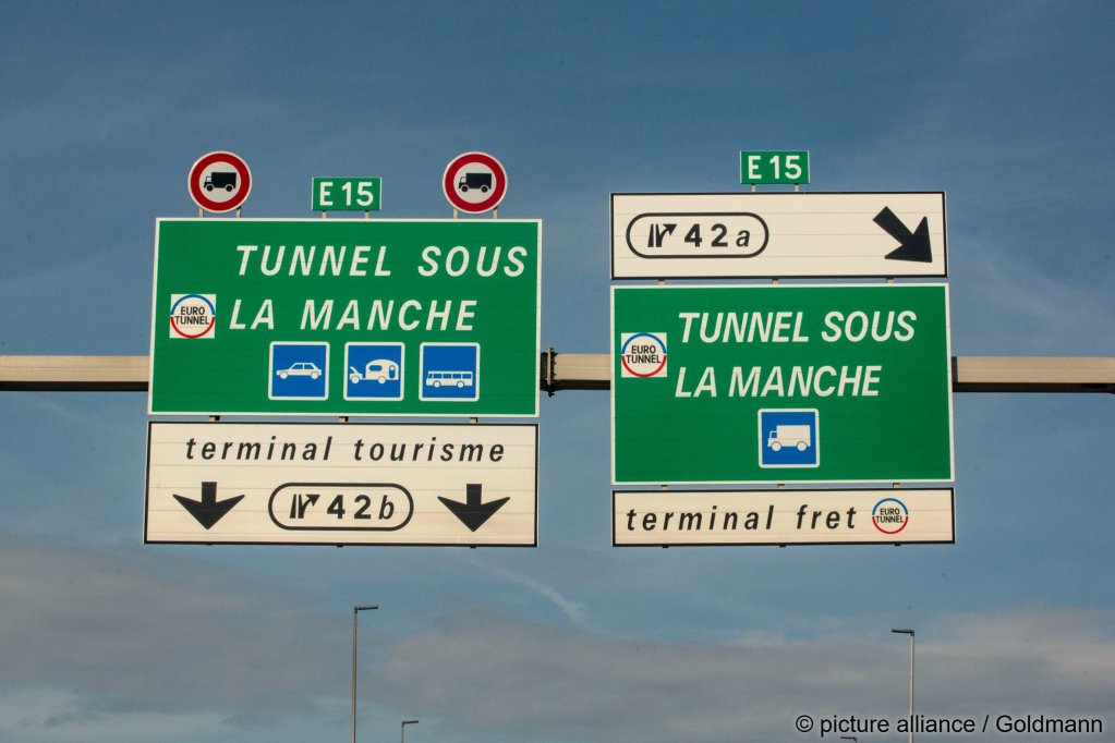 File photo: Road signs direct drivers towards the tunnel under the Channel between France and Britain | Photo: picture alliance / Goldmann