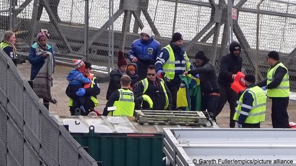 File photo used as illustration: Those who apply for citizenship in the UK but entered the country without documents will 'normally' be refused' states new government guidance, children might be an exception, reports the iNewspaper | Photo: Gareth Fuller /picture alliance / PA Wire
