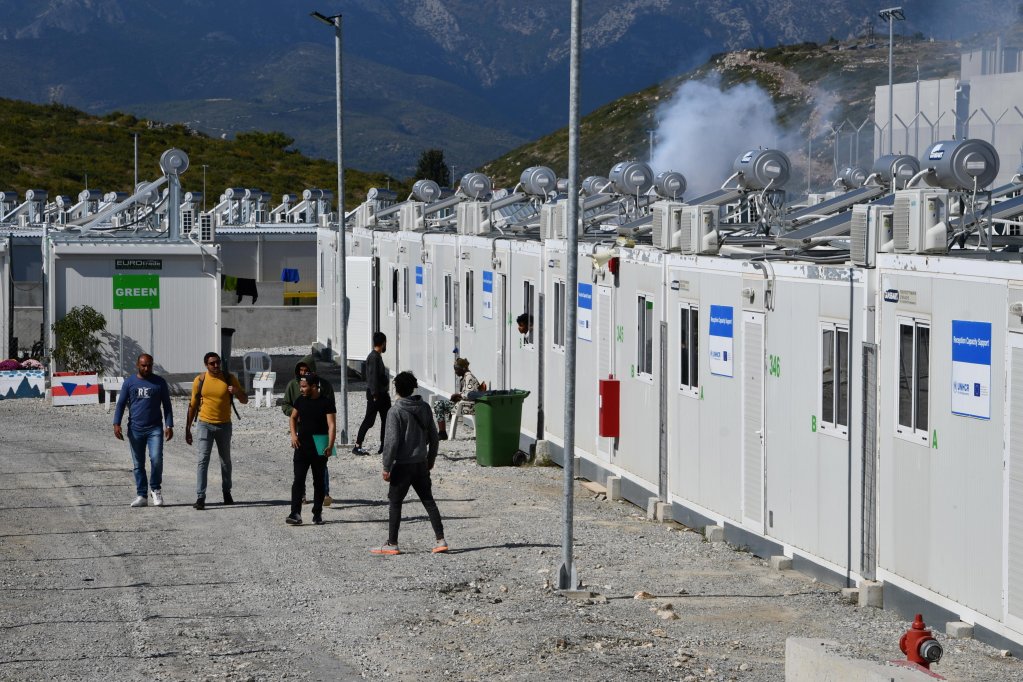 File photo: Evacuation of migrants at the closed camp for asylum seekers on Samos island, Greece in 2021| Photo: Michael Svarnias / EPA
