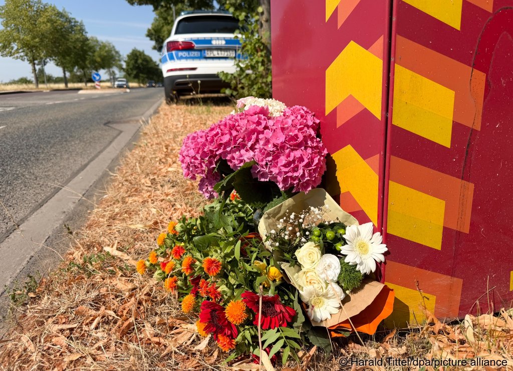 Flowers have been laid at the site where a student was killed in a knife attack on a quiet street in Trier | Photo: Harald Tittel / dpa / picture alliance