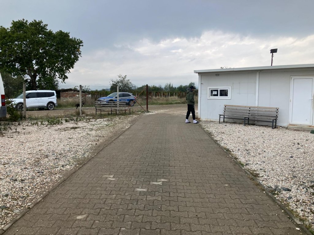 Movement within the Vinojug closed transit center is controlled during the day. At night, some climb over the fences to reach locations provided by smugglers in the border area. The smugglers do not hesitate to put pressure on them to avoid waiting for a transfer to the capital. Gevgelija, North Macedonia, October 2025 | Photo: InfoMigrants