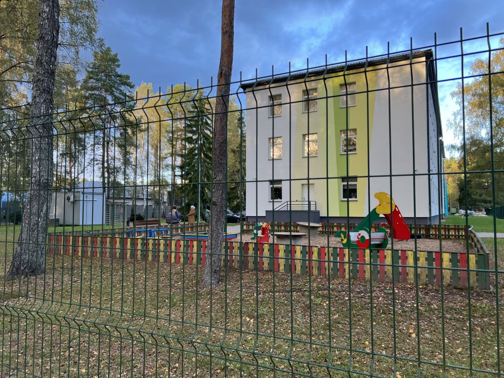 Playground and apartment building of the reception center for migrants in the Latvian municipality of Mucenieki seen on September 29, 2024 | Photo: Benjamin Bathke/InfoMigrants