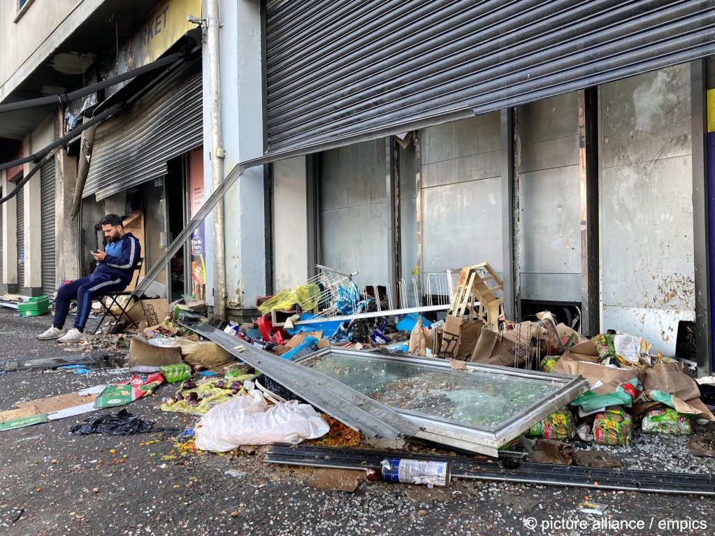 Businesses and shops owned by migrants seem to have been the target of the most attacks. A judge in Northern Ireland said on Monday, he believed the attacks had 'racist elements' to them | Photo: Rebecca Black / empics / picture alliance