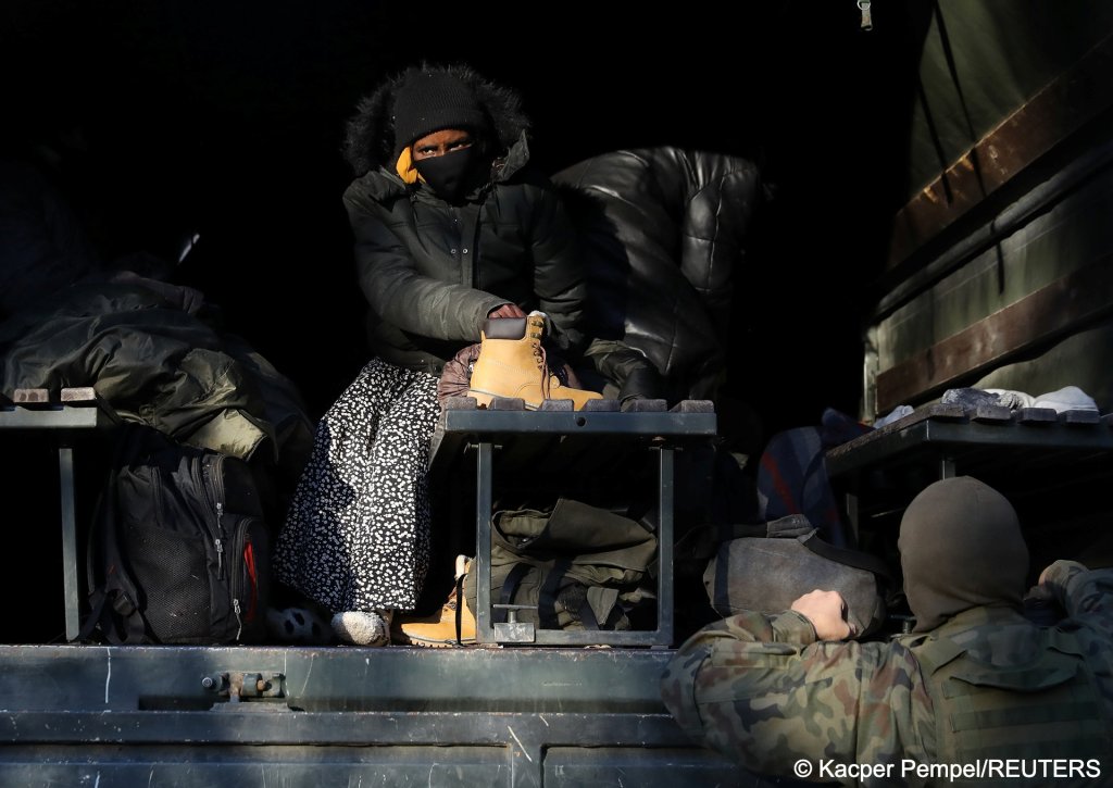 مهاجر من الصومال يجلس في شاحنة عسكرية بولندية في سيميانوكا، بولندا| Photo: REUTERS/Kacper Pempel