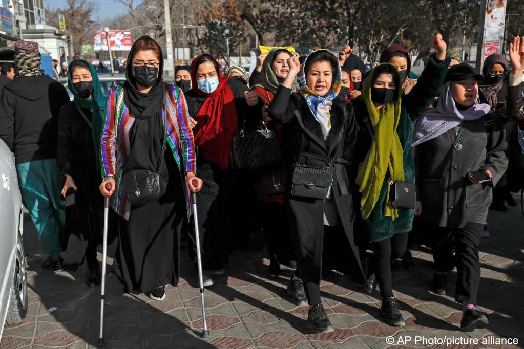 Afghan women protest against the ban on university education for women, in Kabul, Afghanistan, Thursday, December 22, 2022 | Photo: picture-alliance/AP/FILE