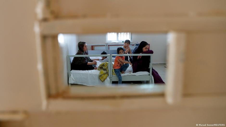 This Afghan family was caught entering Turkey illegally and arrested | Photo: Murad Sezer/Reuters