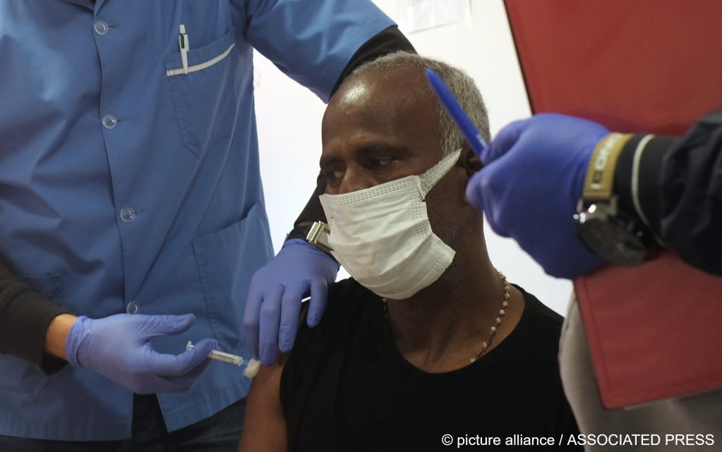A migrant receives a dose of the vaccine against COVID-19 at the Lipa camp in Bosnia on August 26, 2021 | Photo: Kemal Softic/AP Photo/picture-alliance