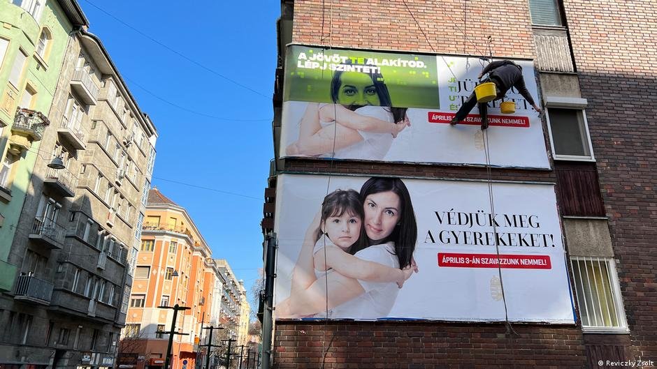 Ahead of a referendum dealing with anti-LGBT topics, the government put up posters saying 'Protect our children!' | Photo: Reviczky Zsolt via DW
