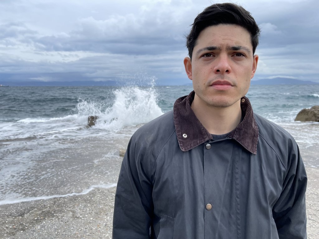 شون بايندر، منقذ ألماني إيرلندي، هو واحد من 24 عامل إغاثة متهمين بالاحتيال والتجسس في اليونان. تطوع في جزيرة ليسبوس في عام 2018. المصدر: مهاجرنيوز