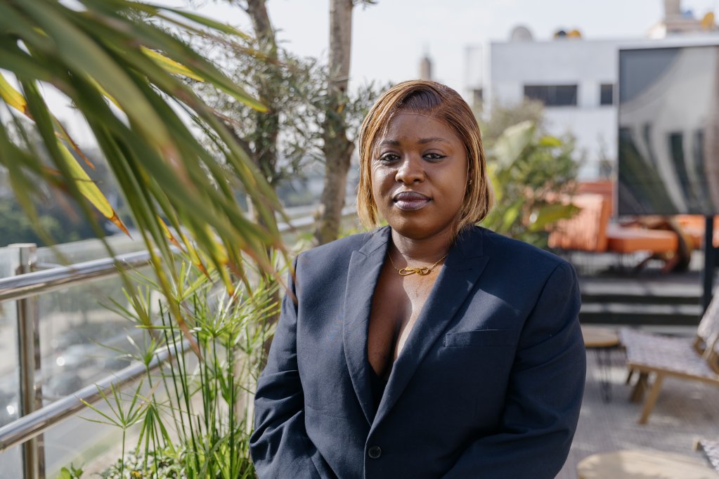 Ramatoulaye Touré, à Rabat, mai 2026. Son groupe de soutien rassemble désormais des familles venues de plusieurs régions du pays, unies pour s'entraider face à l'épreuve de la disparition. Crédit : Valentina Camu (Divergence)