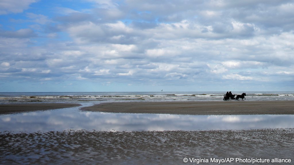 File photo: Belgian police describe increasingly organized activity, with boats and engines concealed in sand dunes before being inflated in pre-dawn operations | Photo: Virgina Mayo/ AP Photo 