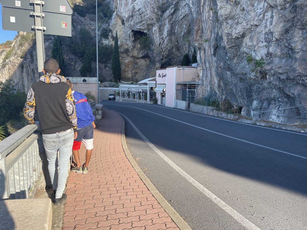 مهاجران تونسيان، رمزي وابن خاله ماهر، لحظة إعادتهما من الحدود الفرنسية باتجاه الإيطالية في ٢٦ أيلول/سبتمبر ٢٠٢٣. موفدتا مهاجر نيوز مايا كورتوا ورنا الدياب إلى فينتيميليا الإيطالية.