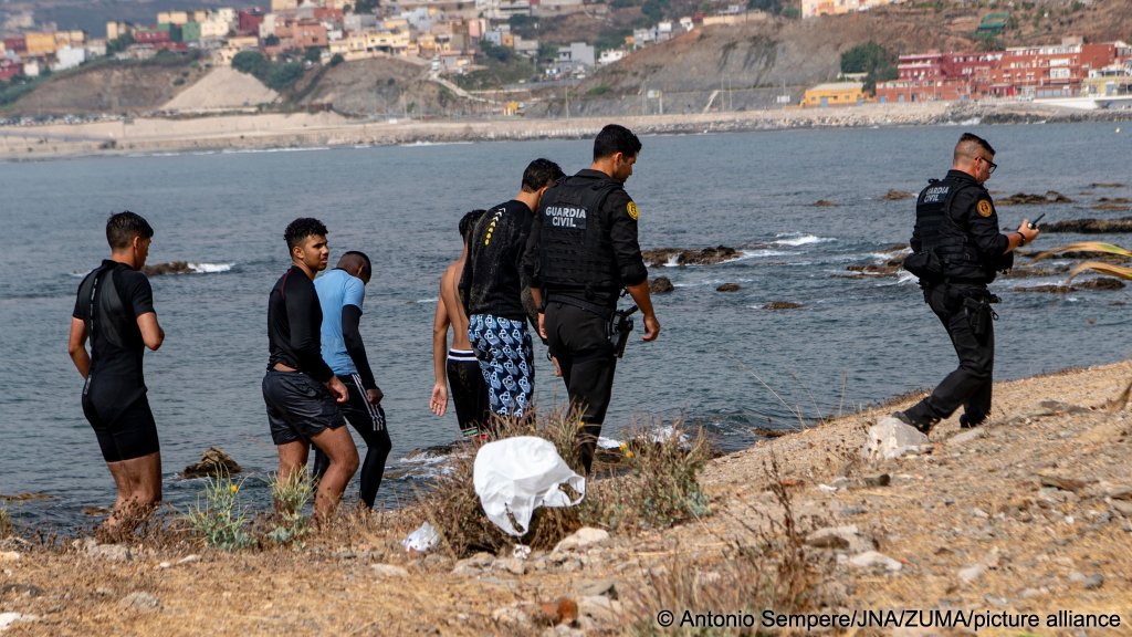 The arrival of hundreds of unaccompanied minors has prompted local authorities to warn that child protection facilities have been overwhelmed | Photo: Antonio Sempere/JNA via ZUMA Press Wire