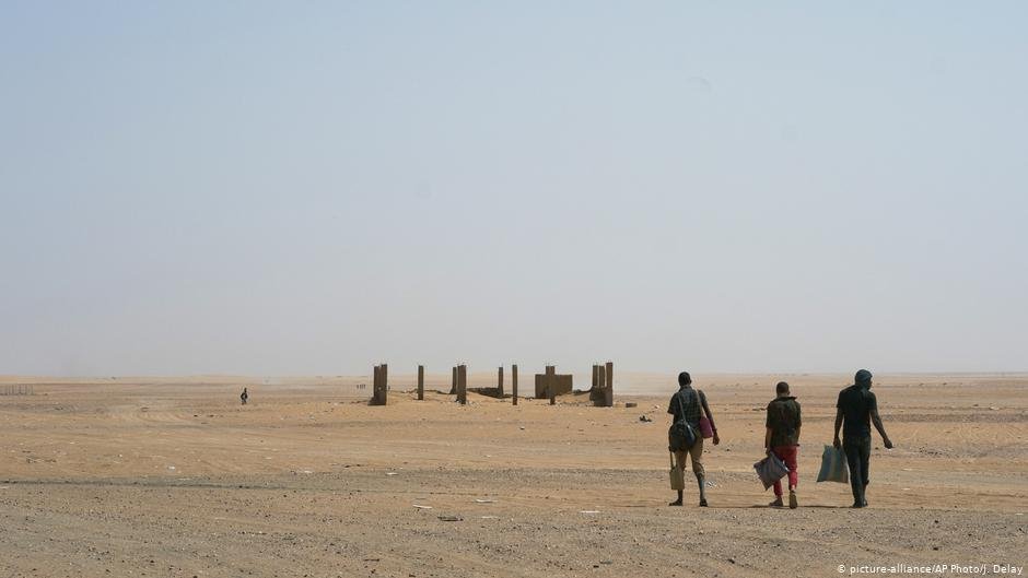 File photo: Many migrants die in the desert after being deported there by Algerian authorities | PHOTO: picture-alliance/AP Photo/J. Delay