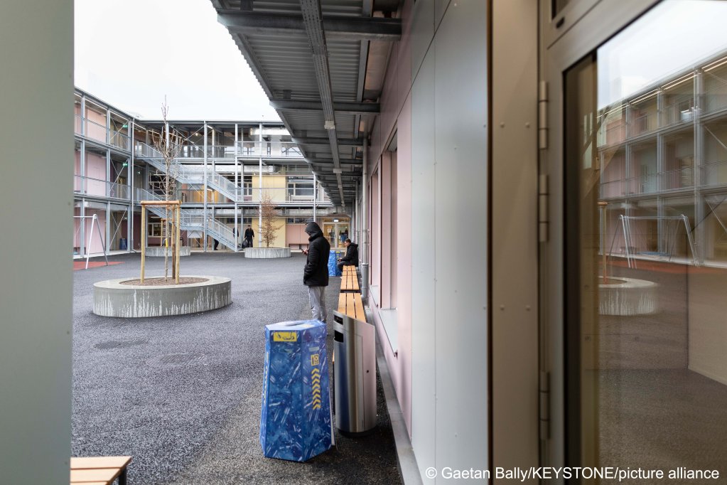 From file: Initial results from Zurich's CFA showed a reduction in applications by more than 50 percent, said the SEM | Photo:Gaetan Bally/KEYSTONE/picture alliance 