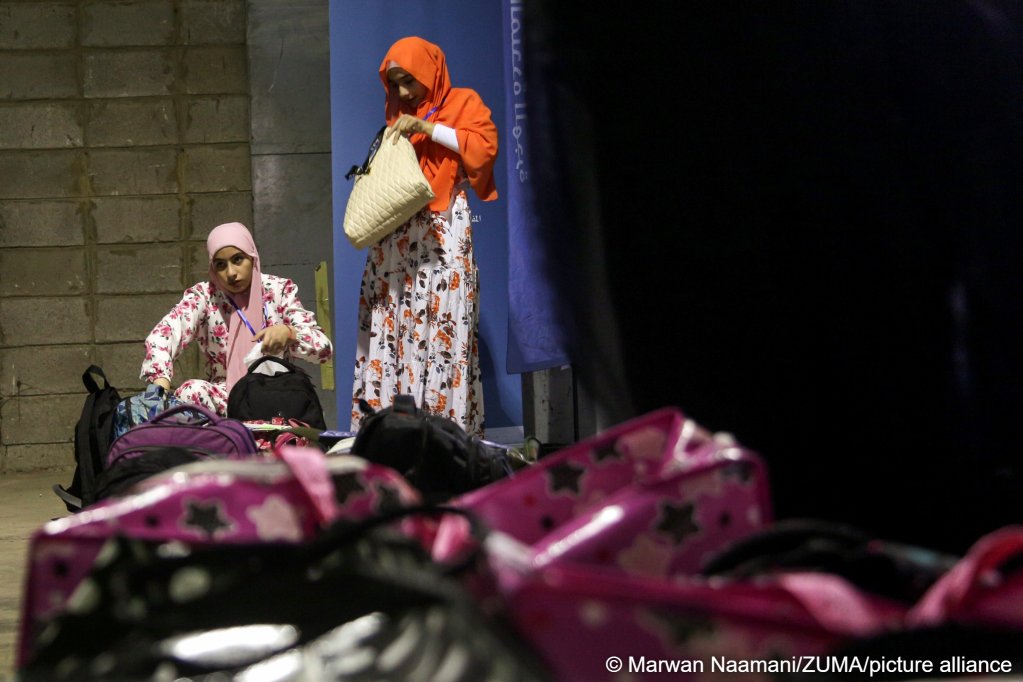 File photo used as illustration: More Syrians have returned to their country from neighboring countries like Lebanon, Turkey or Jordan. These two women were preparing to return to Syria from Lebanon in October 2025 | Photo: Marwan Naamani/ZUMA Press Wire