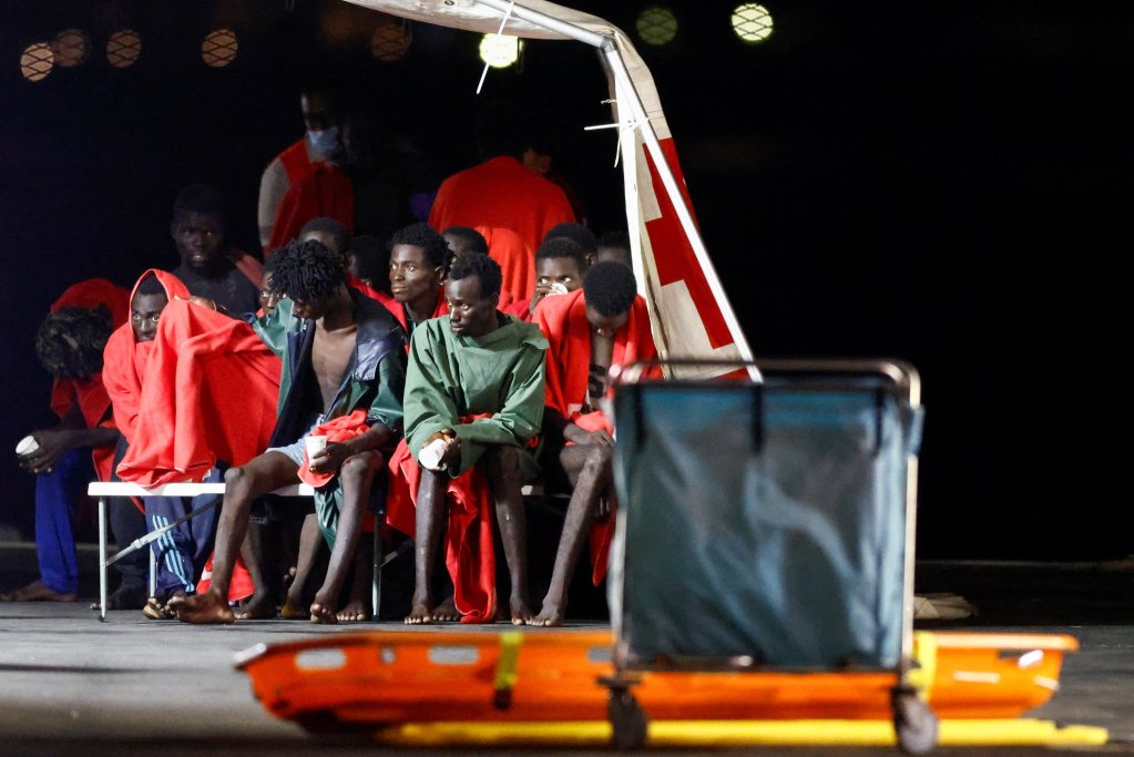 Des survivants attendent de recevoir l'aide de la Croix-Rouge au port d'Arguineguín, sur l'île de Grande Canarie, en Espagne, le 3 septembre 2026. Crédit : Reuters