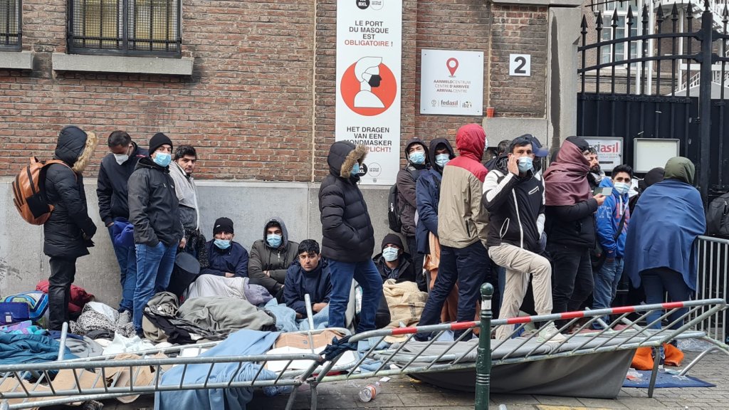 Des demandeurs d'asile font la queue devant le centre d'accueil du Petit Château à Bruxelles, le 7 décembre 2021. Crédit : Médecins du Monde Belgique