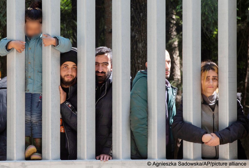  منذ ثلاثة أيام يعيش المهاجرون ظروفاً قاسية فهم عالقون على السياج الحدودي بين بولندا وبيلاروسيا  (AP Photo/Agnieszka Sadowska)
