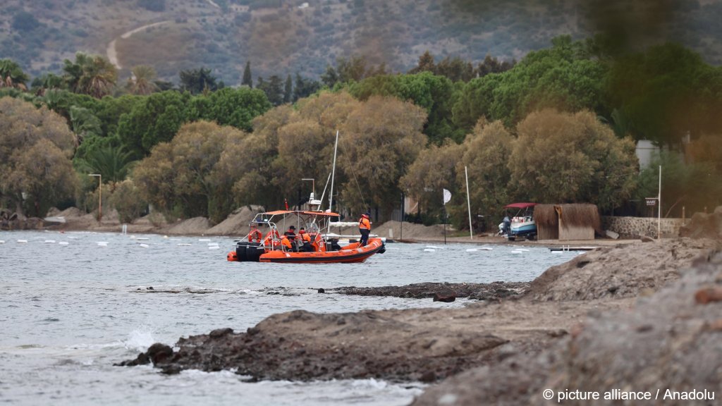Two people were rescued in the incident that occurred off the Turkish resort Bodrum on Friday (October 24) | Photo: Ali Ballı / Anadolu/picture alliance