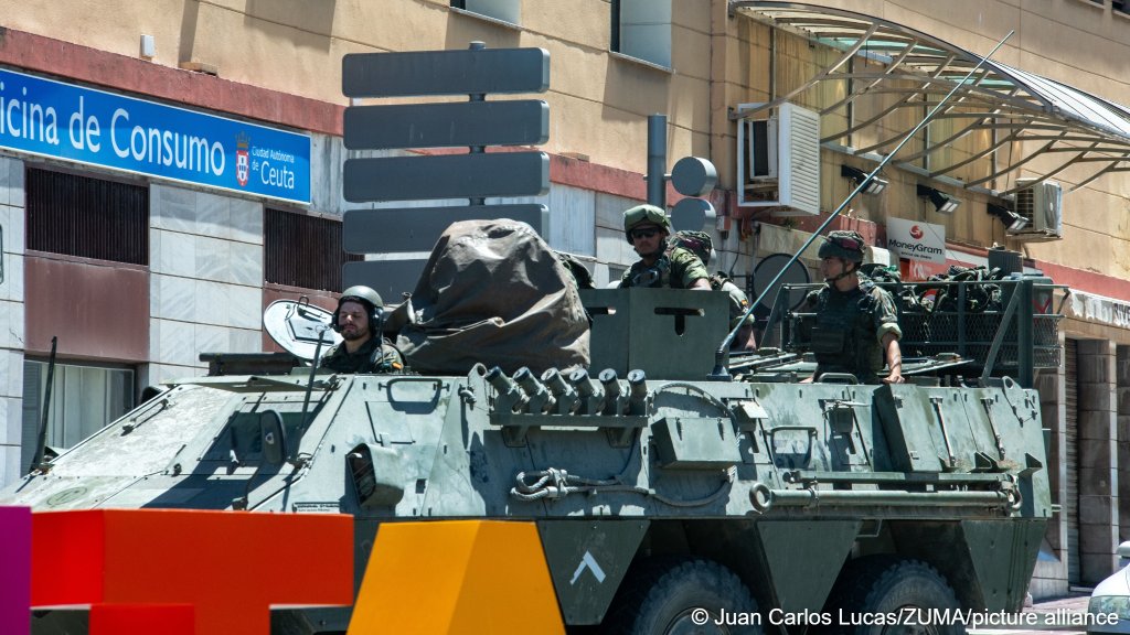 Armed forces and national police have been rounding up and escorting remaining migrants over the weekend back to Morocco, but some there are reports that hundreds may still remain in the Spanish enclave | Photo: Juan Carlos Lucas / Zuma / picture alliance