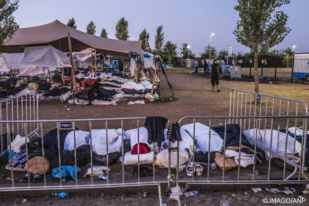 From file: Scores of asylum seekers are sleeping outside the Ter Apel center, August 2022 | Photo: Imago/AP