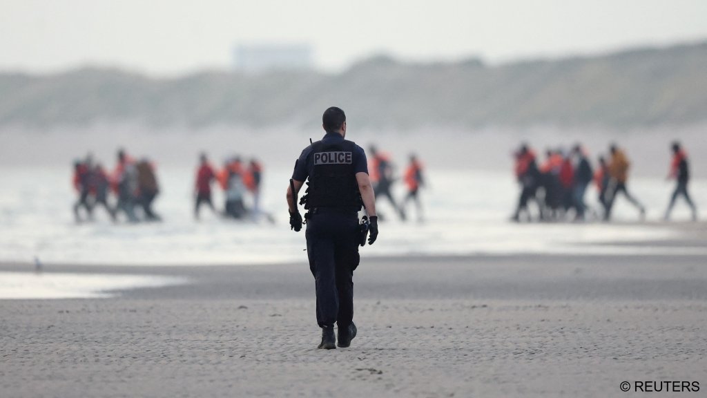 File photo: French police try to stop a group of migrants as they attempt to get on an inflatable dinghy to cross the English Channel near Calais on July 2, 2025 | Photo: Gonzalo Fuentes / Reuters