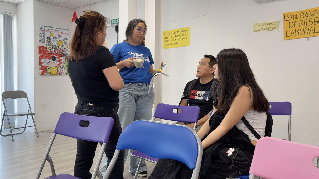 Edith Espínola speaking to applicants in the CETHYC center in Madrid | Photo: InfoMigrants
