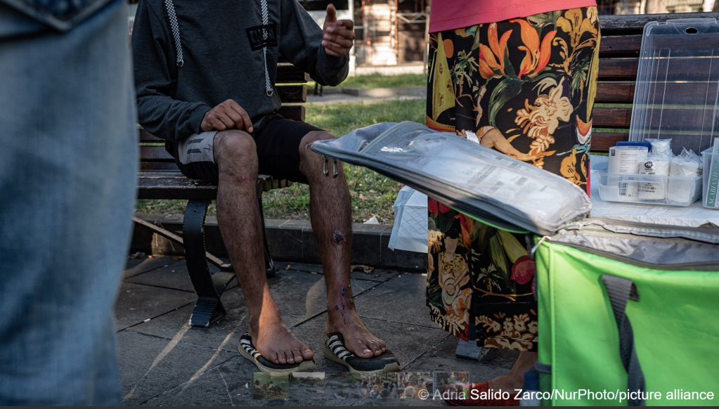 A refugee from Afghanistan is assisted by members of an NGO. In Trieste, Italy, on August 15, 2020 | Photo: Adria Salido Zarco/NurPhoto
