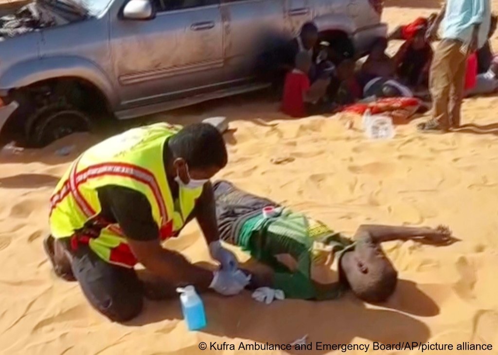 File photo: This image taken from a video in May 2025 shows Kufra ambulance and emergency workers treating Sudanese migrants in the Libyan desert, where a group also died from dehydration after their vehicle broke down as they were trying to cross into Libya | Photo: Kufra Ambulance and Emergency Board via AP / picture alliance