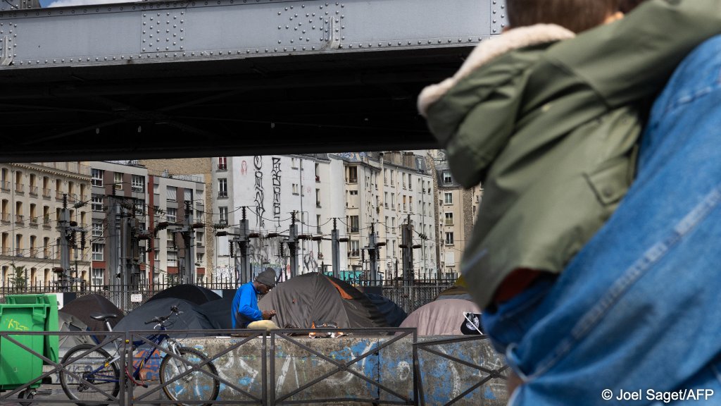 The temporary migrant camp under a metro line in Paris is estimated to have around 800 residents at the moment | Photo: Joel Saget / AFP