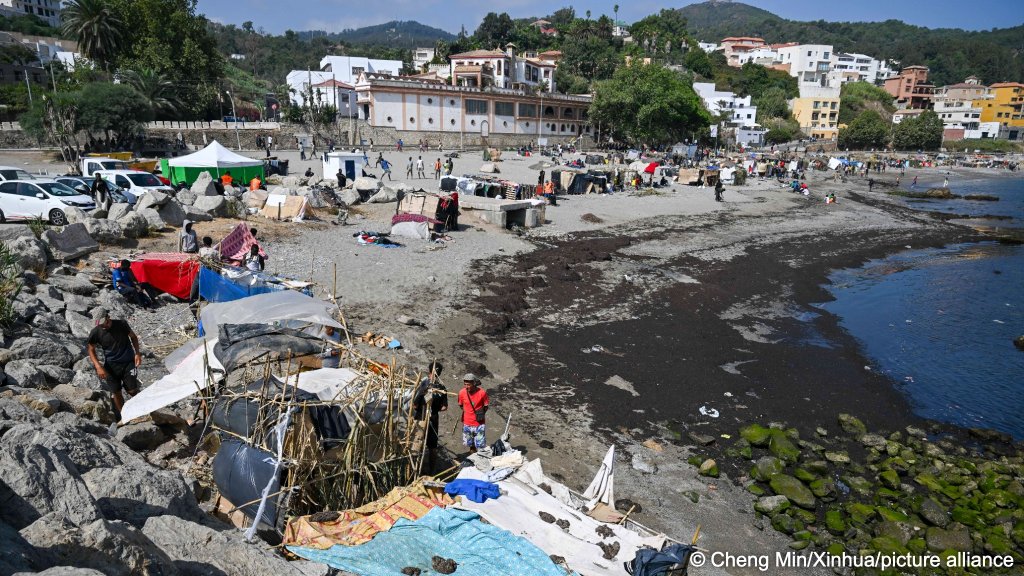 Migrants who arrived in Ceuta at the end of July are living in makeshift shelters on the beach. August 15, 2026 | Photo: picture-alliance