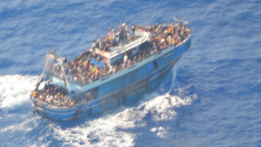 صورة نشرها خفر السواحل اليوناني لقارب المهاجرين المنكوب. 14 حزيران/يونيو 2023