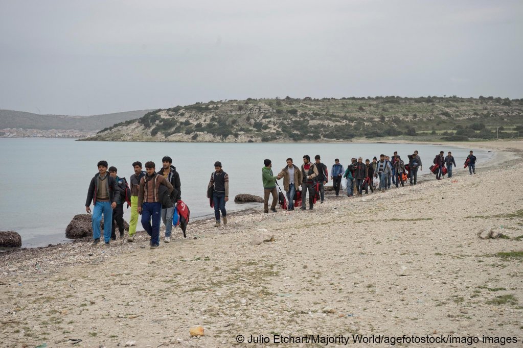 Des migrants afghans attendant de passer de la Grèce en Turquie. Crédit : Imago