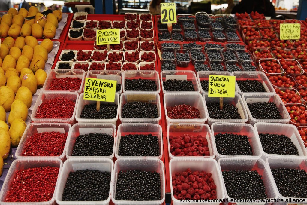 From file: Berries on sale at a market in Sweden in August 2017 | Photo: Roni Rekomaa/Lehtikuva/dpa/picture alliance
