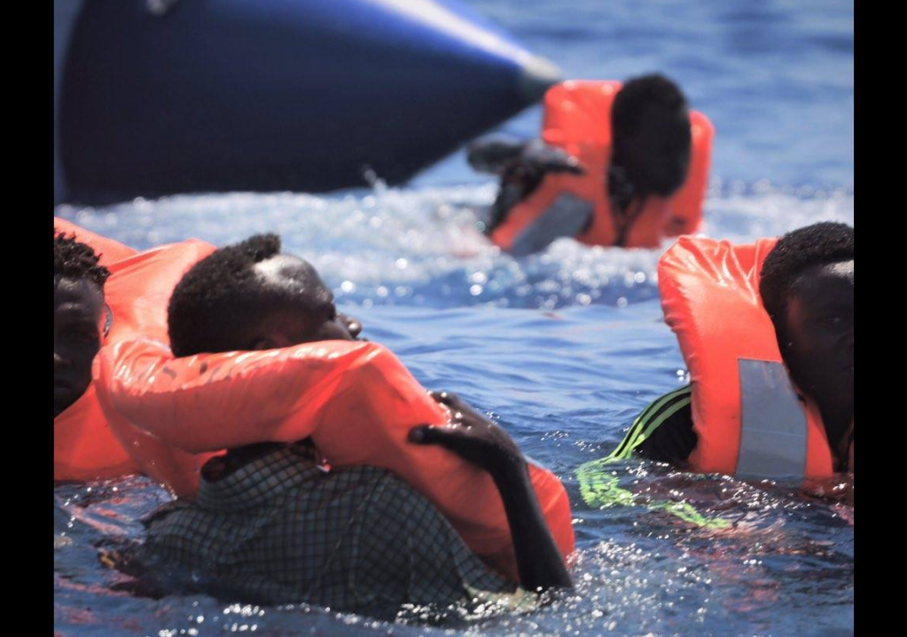 سقوط مهاجرين في الماء أثناء عملية لسفينة أوشن فايكينيغ في الـ12 أب/أغسطس. المصدر: إس أو إس ميديتيرانيه