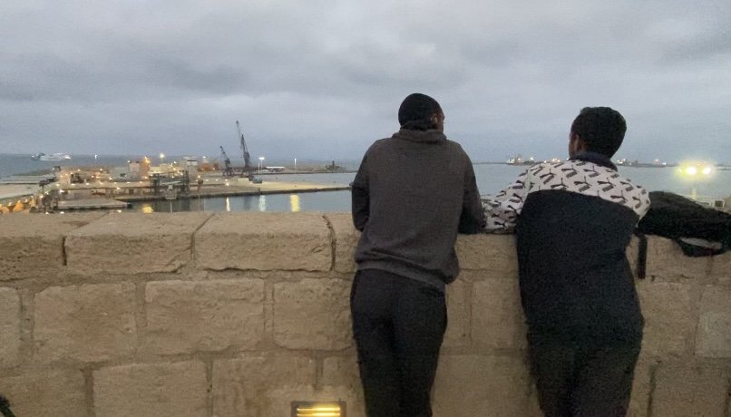 Hassan à droite et son ami Rachid passent de longues heures à regarder les ferries du port de Melilla. Leur rêve : réussir à grimper dans l'un d'eux et rejoindre le continent européen. Crédit : InfoMigrants
