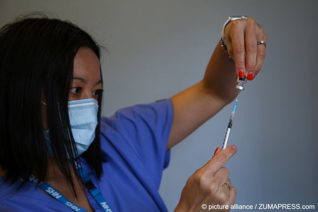 EU countries like Germany are trying to attract more skilled workers like nurses from African countries | Photo: Dinendra Haria/SOPA Images/ZUMA Press Wire/picture-alliance