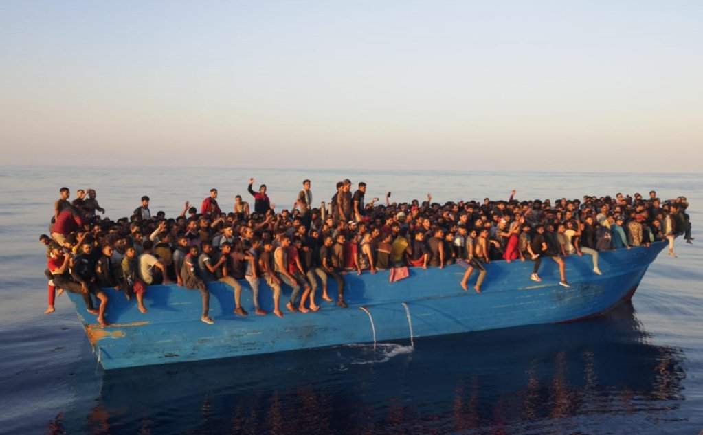 Around 400 migrants on a fishing boat off the island of Lampedusa who were rescued by boats of the Capitaneria di Porto | Photo: Archive/ANSA/Concetta Rizzo