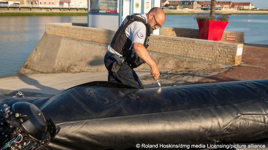 File photo used as illustration: The tactics of smuggling gangs are constantly changing and European policy has to change with it, stated ministers at the German summit. French police have begun slashing smuggling boats on shore to prevent them from making the crossing | Photo: Roland Hoskins/dmg media Licensing/picture 