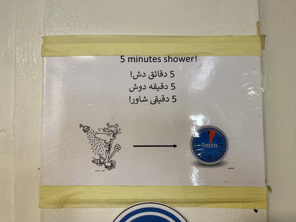 Migrants can take 5-minute showers at the Wash Centre every day between 1 and 2 pm | Photo: InfoMigrants