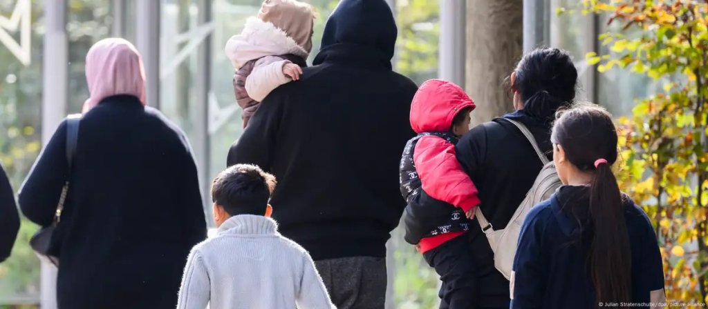 اللاجئون السوريون في ألمانيا مدعوون للمشاركة في إعادة الإعمار صورة من: Julian Stratenschulte/dpa/picture alliance